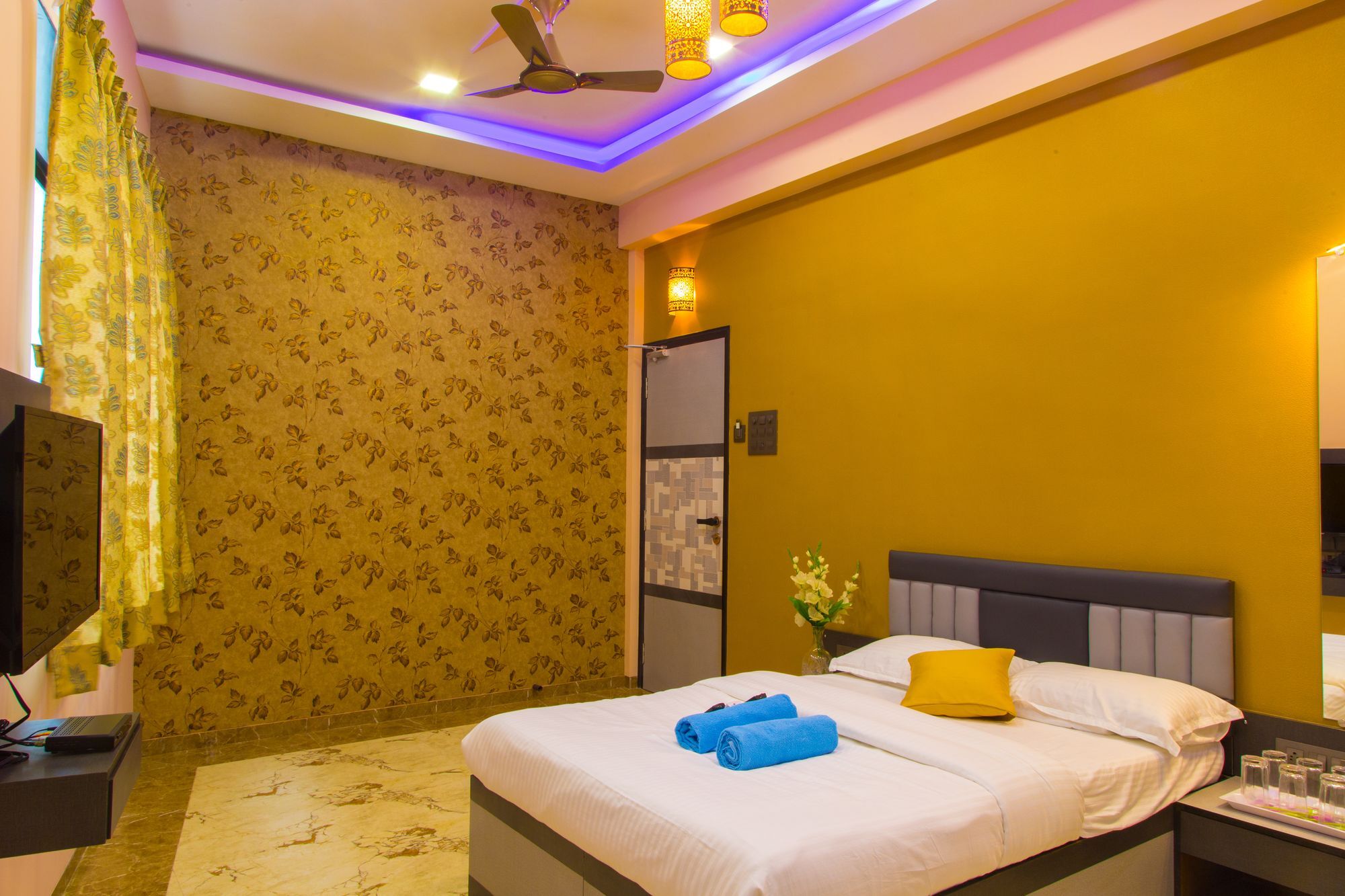 Hotel Tourister Мумбаи Экстерьер фото